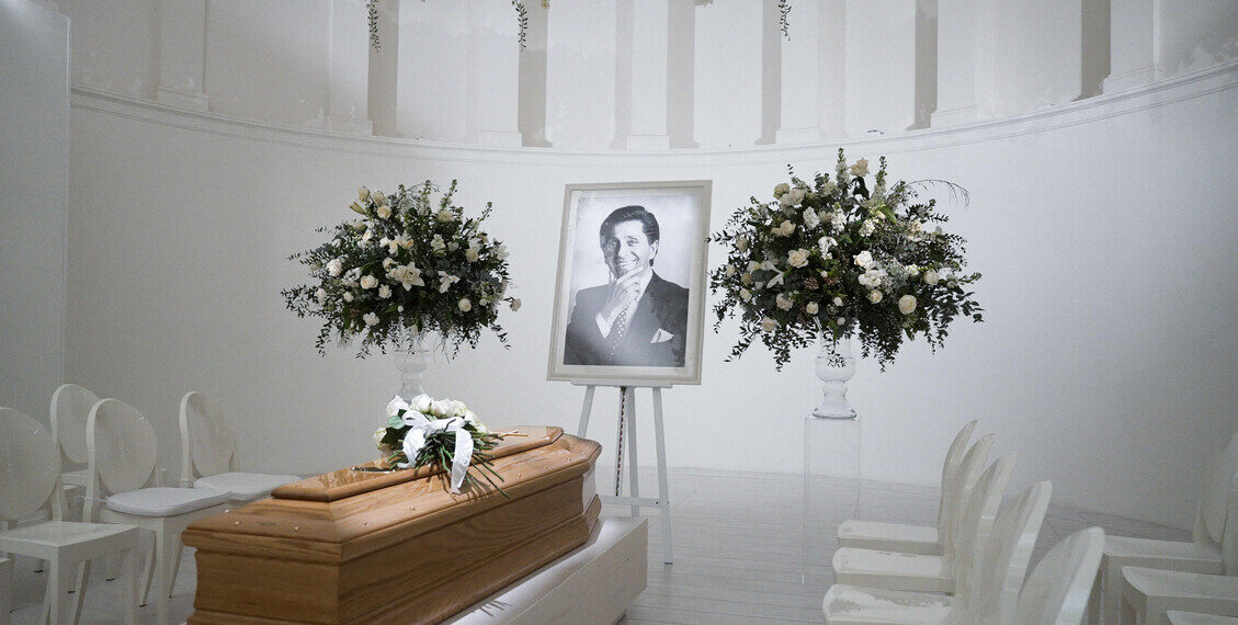 L’ultimo saluto a Valentino, immerso dal bianco della camera ardente