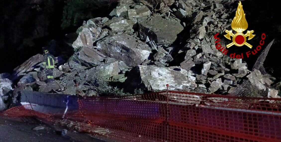 Frana sull’Aurelia nel ponente di Genova, vigili del fuoco al lavoro