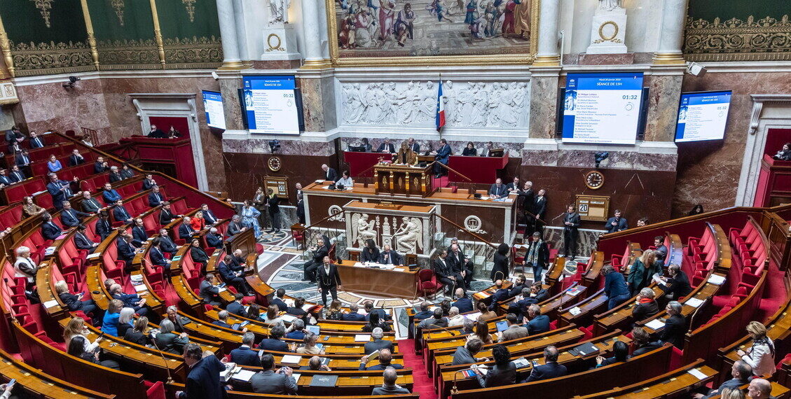 Social vietati agli under-15, la Camera francese approva il ddl