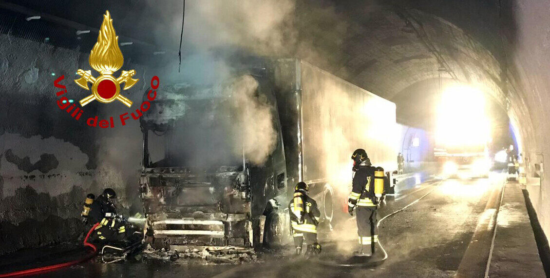 Camion a fuoco in galleria, riaperto il tratto dell’A1