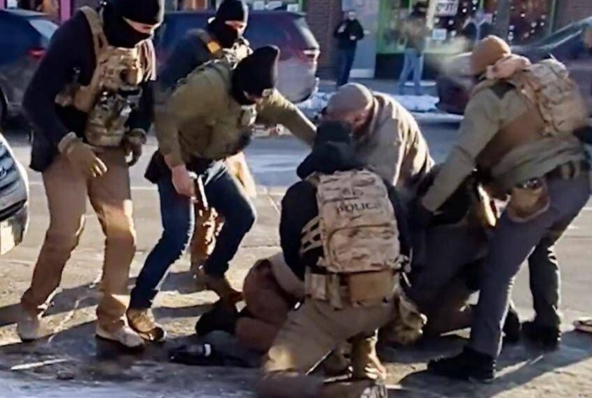 Minneapolis, Pretti ucciso da agenti: i video e la pistola, l’inchiesta. Trump: “Consegnateci immigrati illegali”