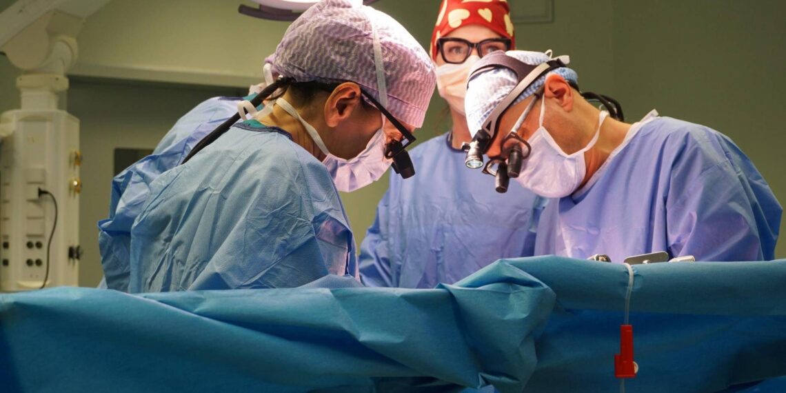 Trapianti, papà dona 2 organi alla figlia. L’ansia e poi la gioia: “Posso tenerla in braccio?”