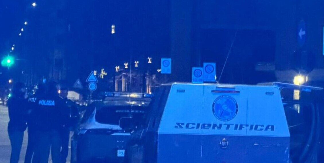 Un morto in strada a Torino, ha una profonda ferita al collo