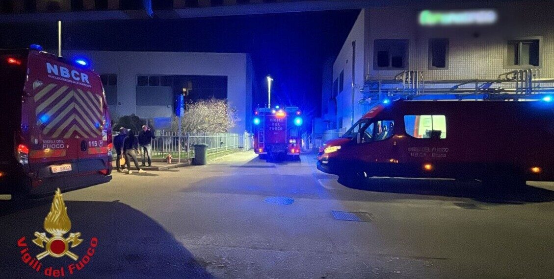 Fiammata in azienda farmaceutica, tre operai feriti, uno è grave