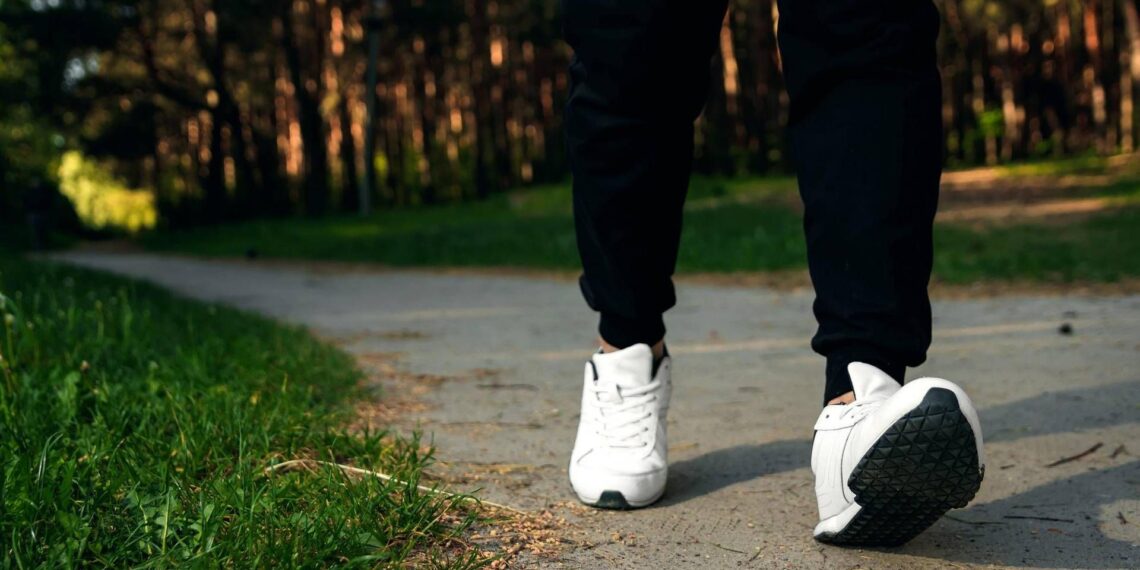 Camminare dopo i pasti aiuta il cuore, occhio all’orario giusto