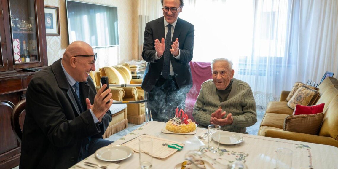 Crosetto e il caffè con il papà di Bonelli: “Ex combattente di 102 anni che ha fatto la storia d’Italia”