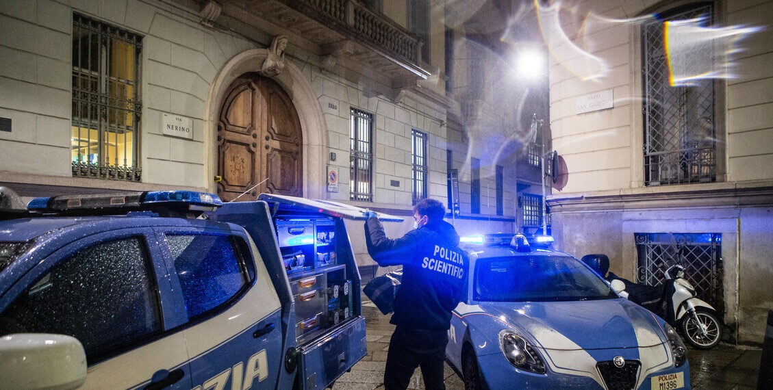 Accoltella in casa il compagno dopo una lite a Milano