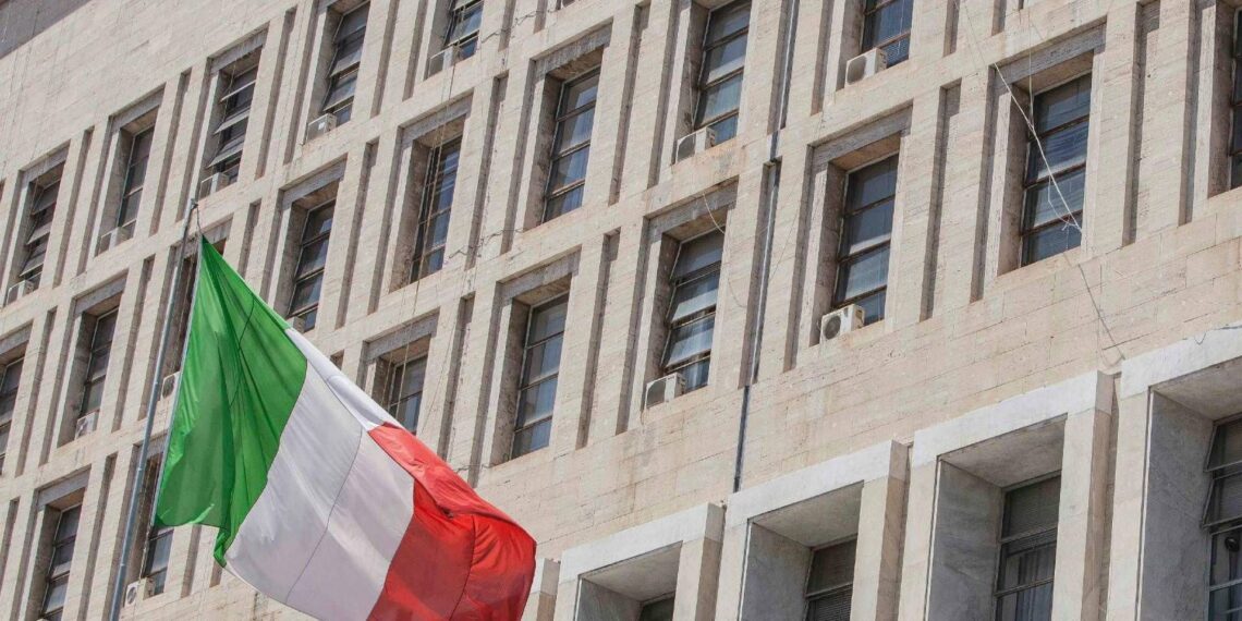 Alta tensione Iran, Farnesina: “Italiani via dal Paese, attenzione anche in Israele”