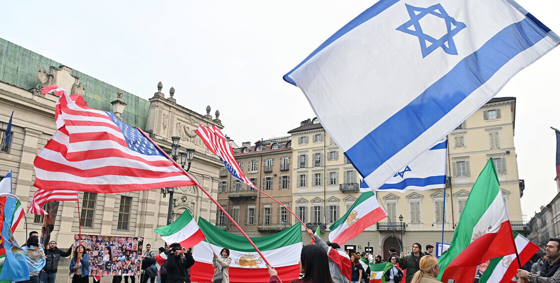 Iran, a Torino in piazza manifestanti con bandiere Usa e Israele