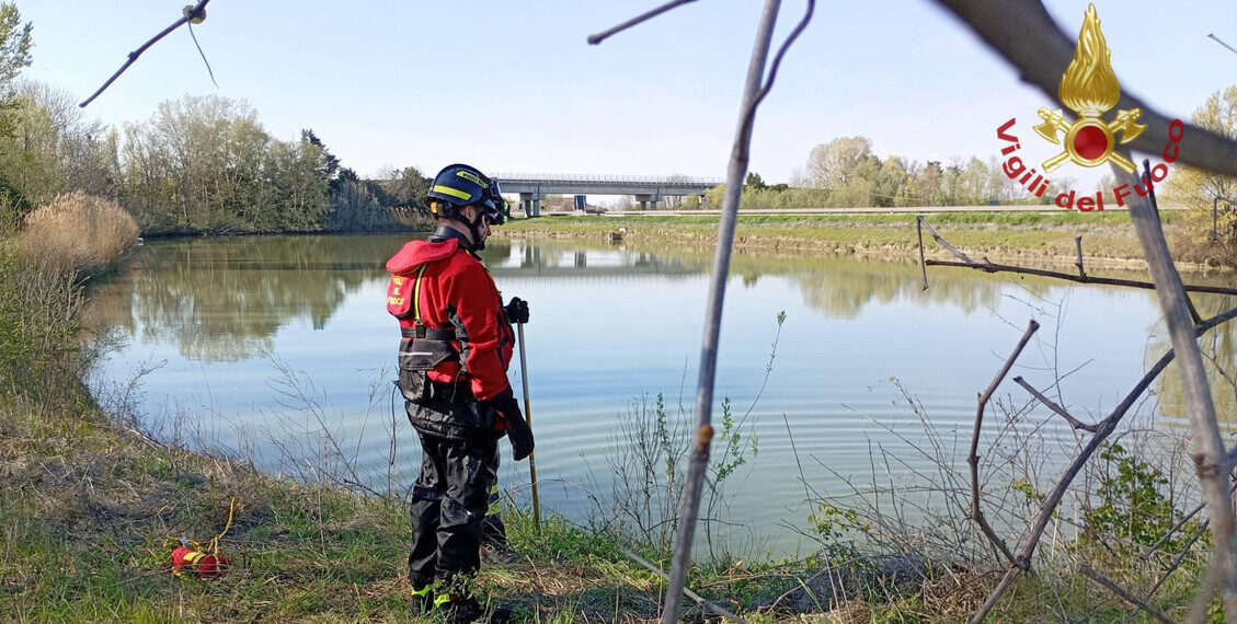 Giallo in Veneto, donna e bimbo trovati morti in un laghetto