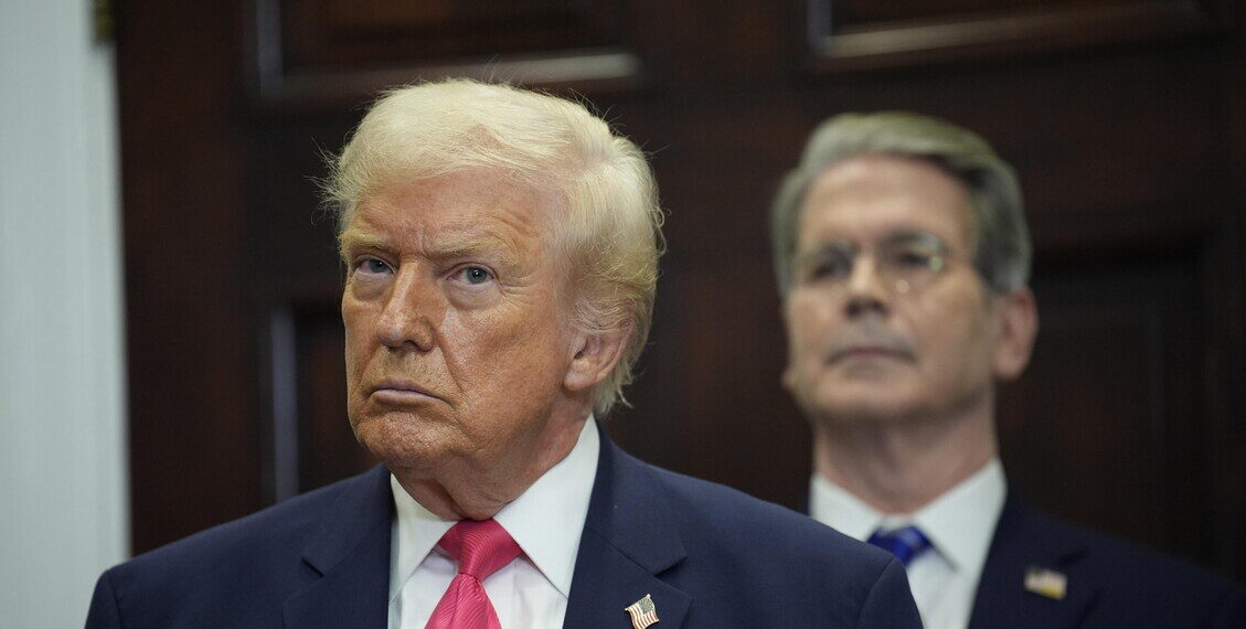 La firma di Trump sui dollari, la prima volta di un presidente in carica