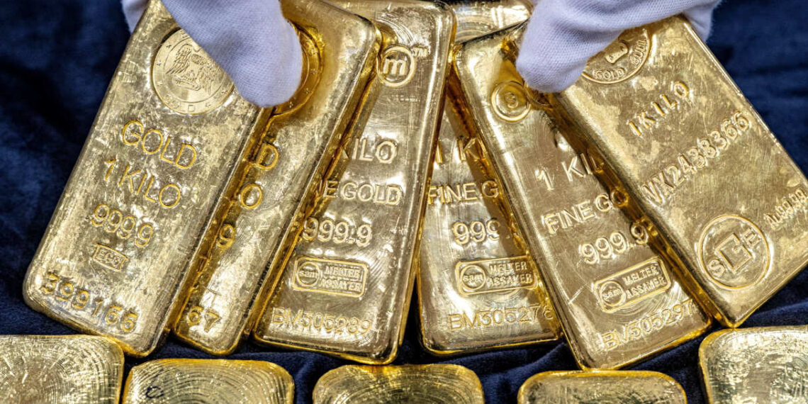 Prezzo oro giù del 10% fra vendite record e fuga verso il dollaro, che sta succedendo