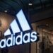 Adidas paga l’outlook non brillante. Bene risultati 2025
