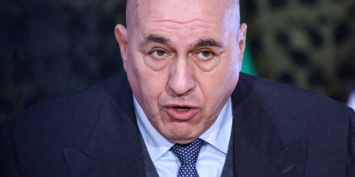 Crosetto rientra da Dubai: “Torno con volo militare, pago io cifra tripla”