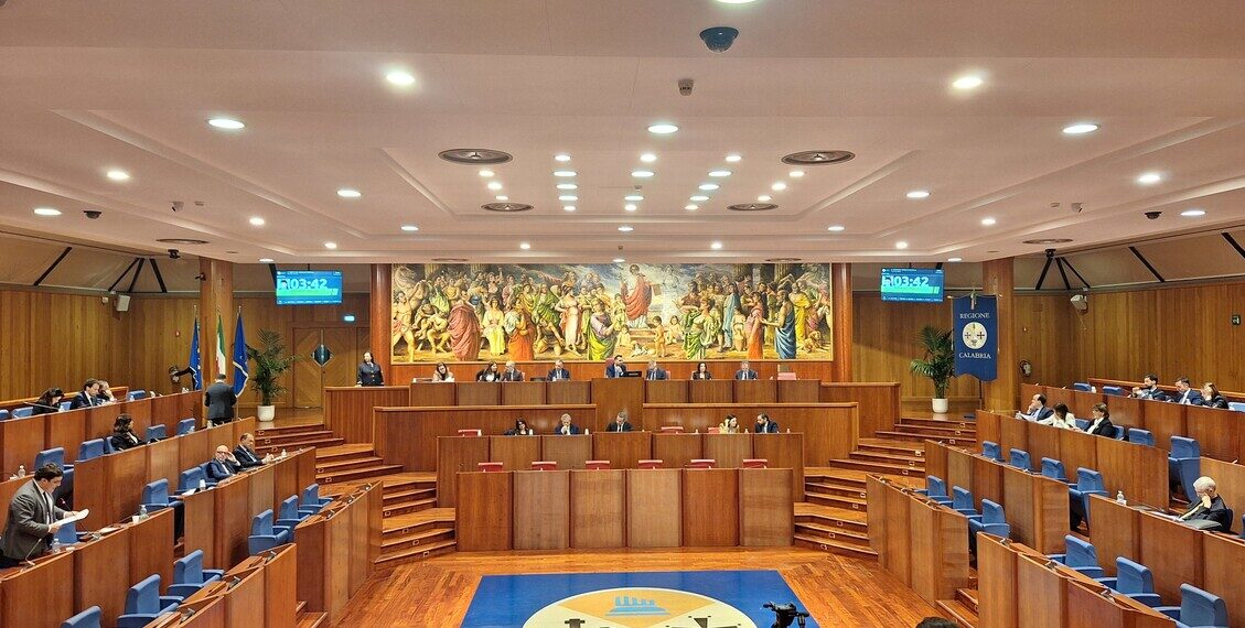 Calabria, clima rovente in Consiglio, passa la legge sui sottosegretari