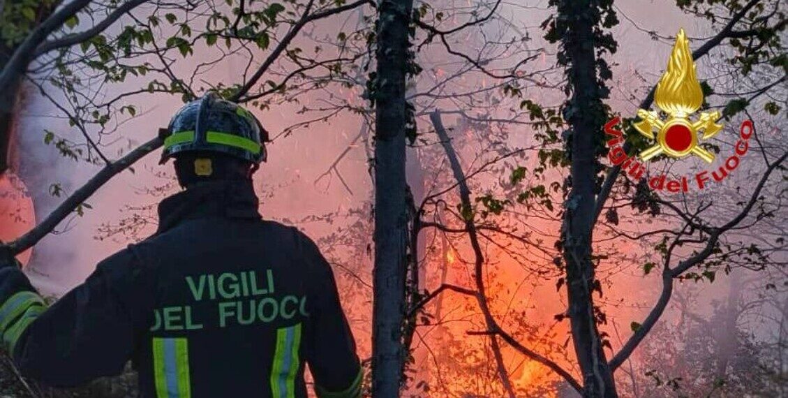 Vigili del fuoco impegnati a domare fiamme in zone lombarde