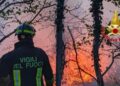Vigili del fuoco impegnati a domare fiamme in zone lombarde