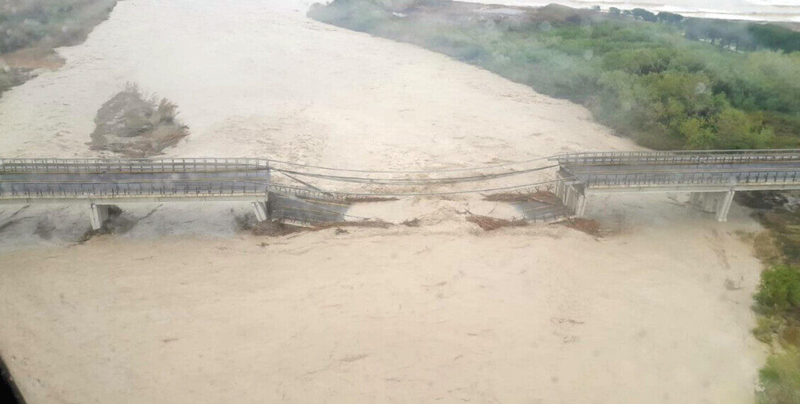 Il maltempo sferza il Centro-Sud: crolla un ponte, si temono vittime