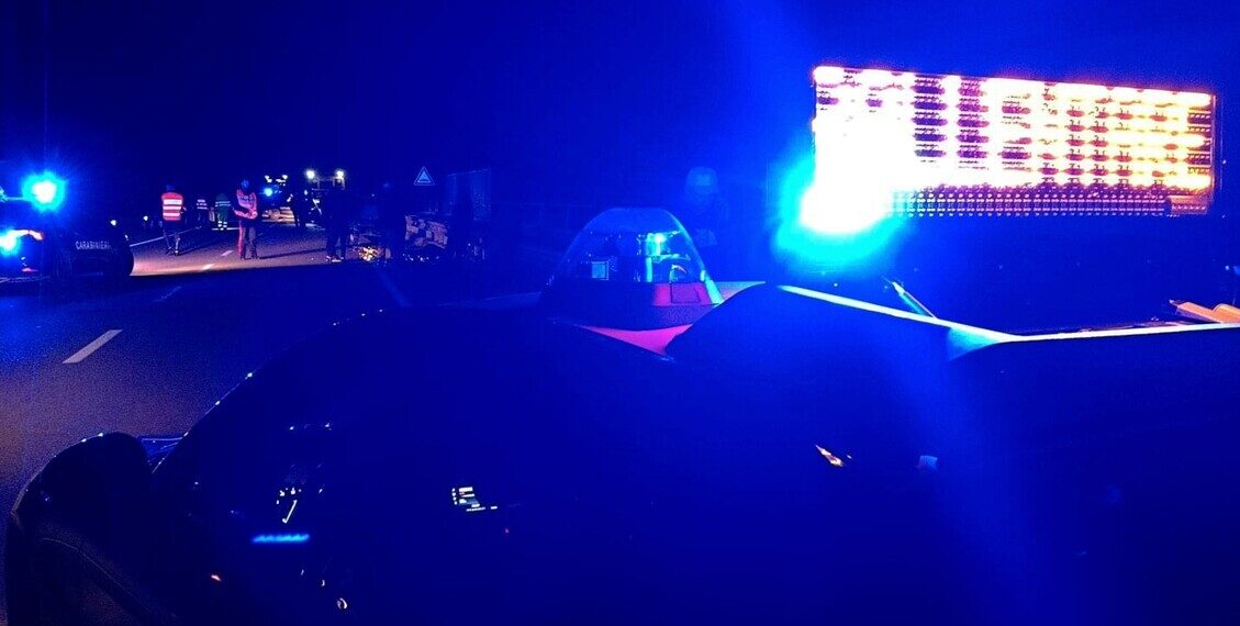 Scende dalla macchina in panne, 43enne travolto e ucciso da un’auto