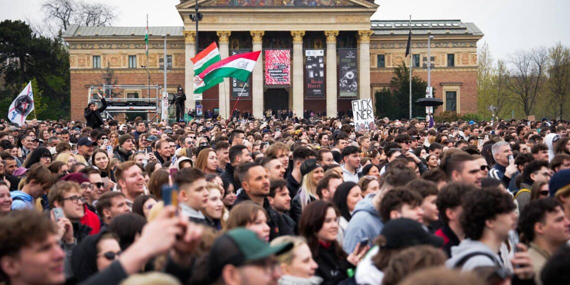 Ungheria, decine di migliaia al mega evento contro Orban alla vigilia del voto
