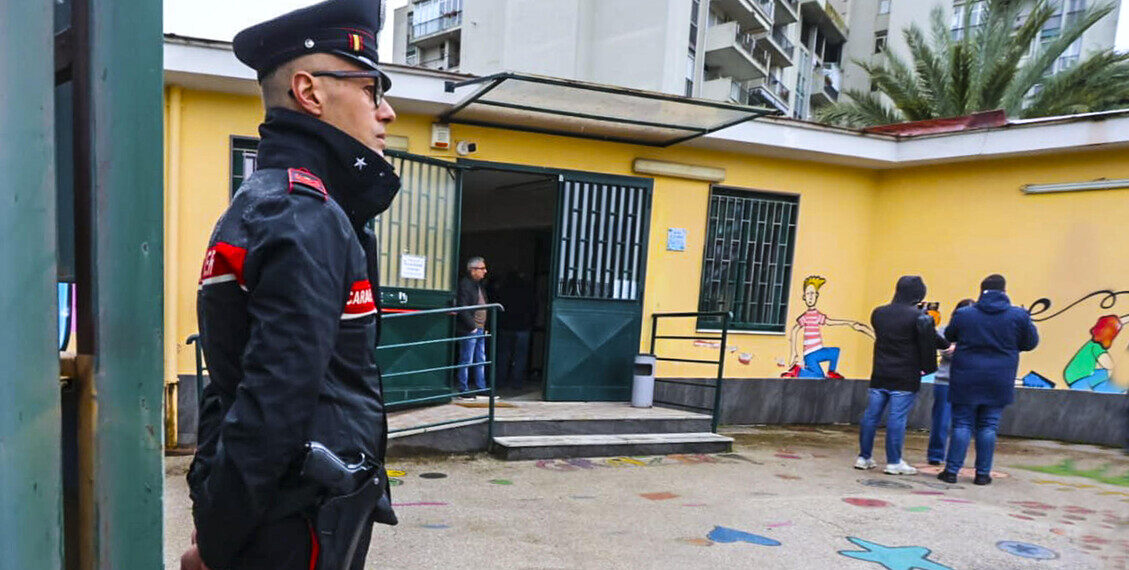 A Napoli quattordicenne accoltellato nei bagni della scuola da un diciassettenne