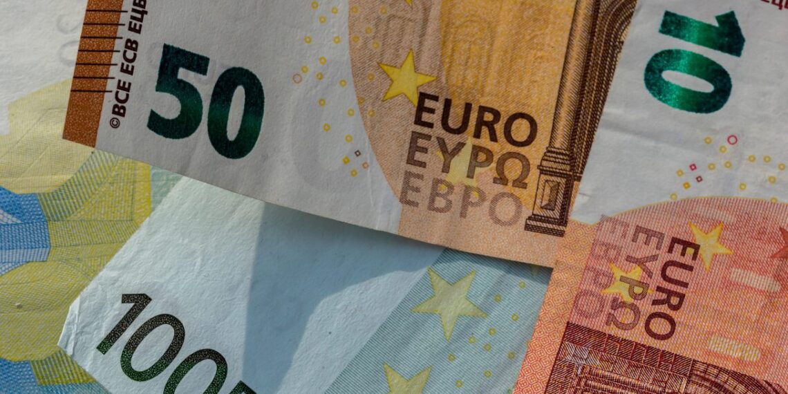 Redditi famiglie in crescita, ma frenano gli investimenti e i risparmi