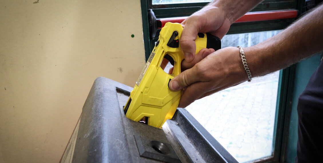A Milano la Polizia locale avrà in dotazione il taser, ok dall’Aula