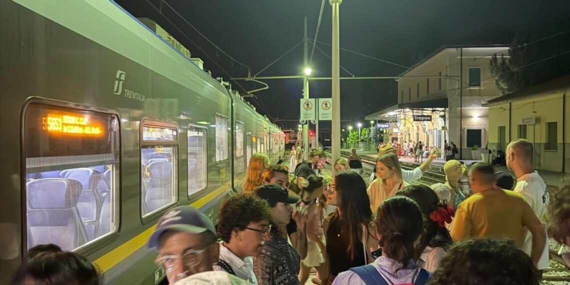 Incendio blocca la circolazione dei treni, passeggeri fermi nel Vibonese