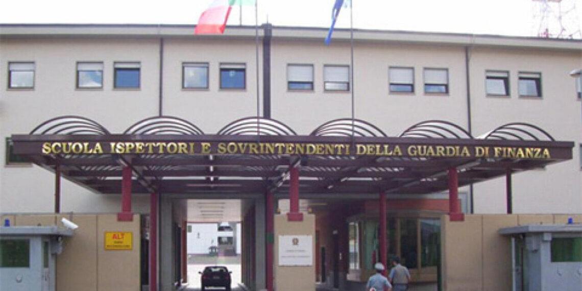Precipita dal palazzo della scuola della Guardia di Finanza a L’Aquila, gravissima una 22enne