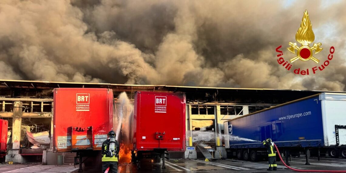 Operazioni complesse per spegnere vasto incendio a Milano, nessun ferito