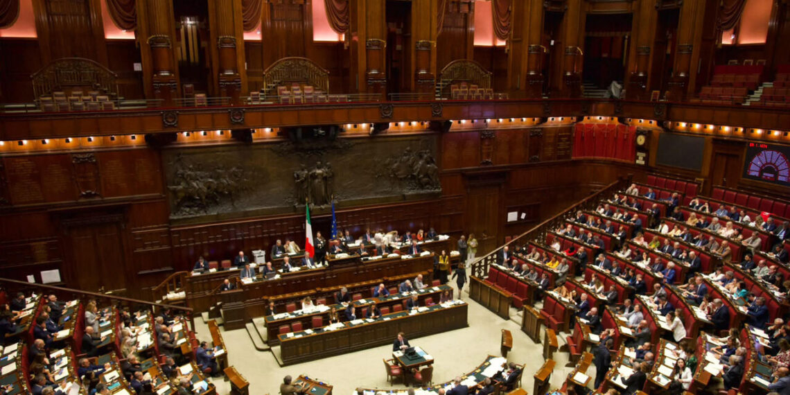 Maggioranza divisa, il ddl col reintegro dei medici no vax esce dall’ordine del giorno
