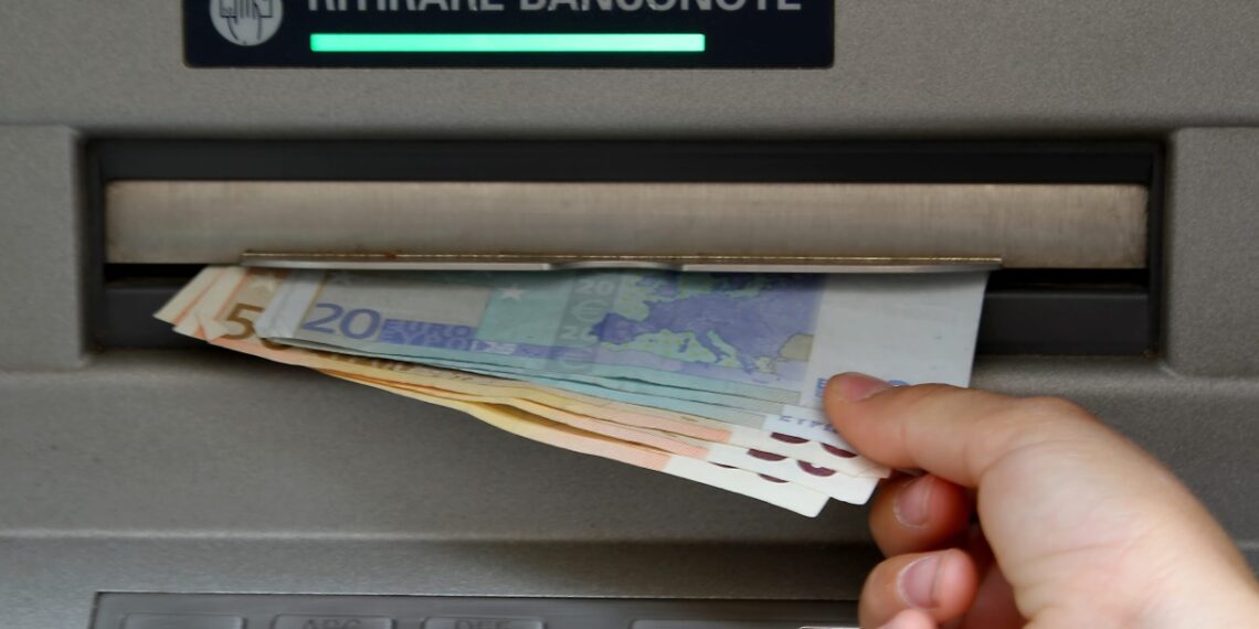 Soldi sul conto corrente, gli italiani ne tengono meno di quanto si pensi: agli ultimi posti in Europa