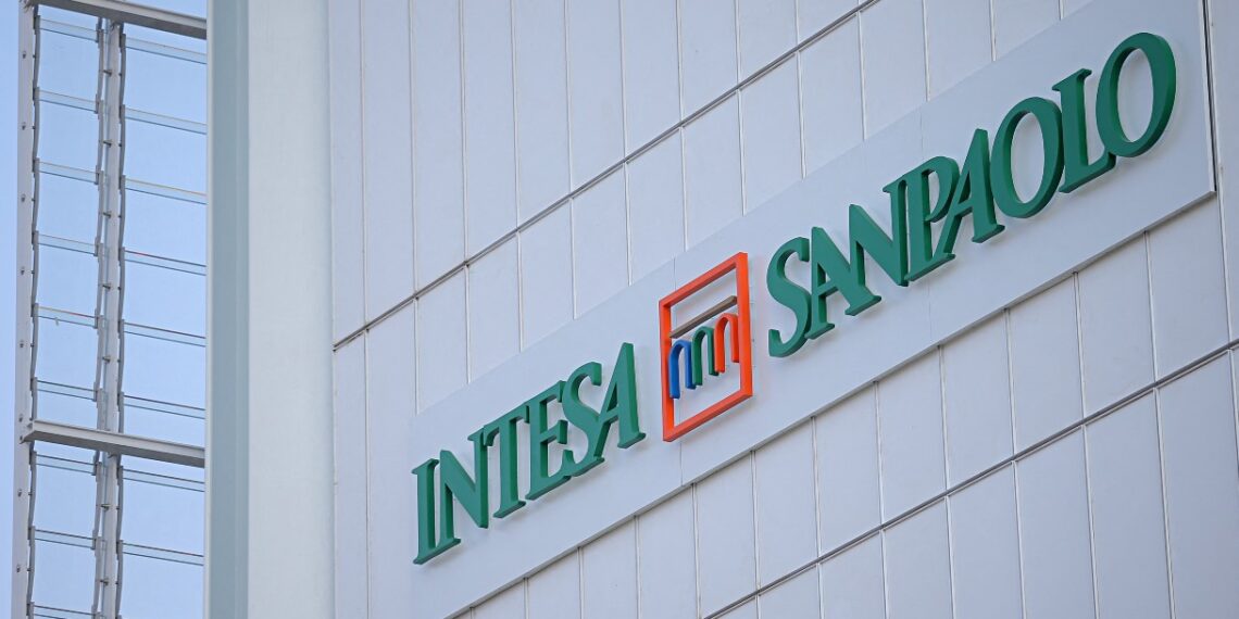 Conti Intesa Sanpaolo, utile a 5,6 miliardi nel semestre e obiettivo 2026 oltre i 10 miliardi