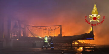 Vasto incendio a Milano, per precauzione anche giovedì finestre chiuse