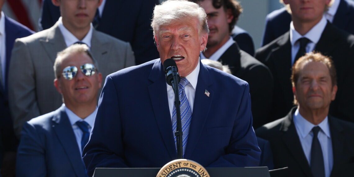 Il tycoon posta foto col cappellino ‘Trump 2028’, con Jfk e mentre salva Washington