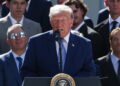 Il tycoon posta foto col cappellino ‘Trump 2028’, con Jfk e mentre salva Washington