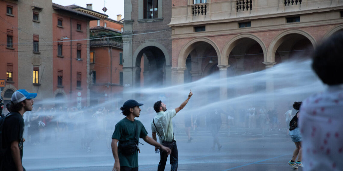 La piazza si infiamma a Bologna, scontri tra manifestanti e agenti