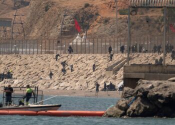 Marocco, tensione al confine: decine di migranti fermati vicino Ceuta