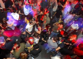 Milano, 19enne all’uscita discoteca denuncia: “Mi hanno violentata”