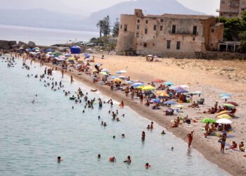 Caldo, nuova ondata a passo lento: oggi 6 città con bollino arancione ma domani scendono a 4
