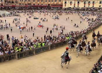 Palio di Siena, il Nicchio torna a vincere dopo 28 anni: Tittia firma il cappotto personale (con brivido finale)