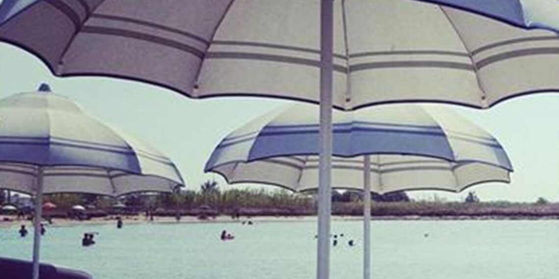 Fanno sesso in spiaggia, bagnanti chiamano la polizia: ora rischiano il carcere