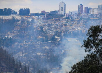 Ecuador, incendi forestali minacciano case a Quito