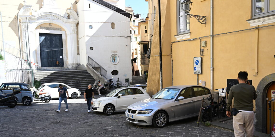 Accoltellata alle spalle da uno sconosciuto, grave una 20enne