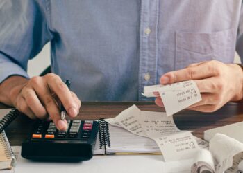 Caro energia, meno 250 euro a famiglia nel 2027: l’allerta su inflazione e Pil