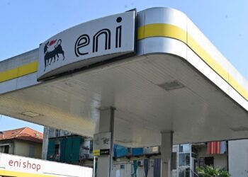 Eni, il tetto ai carburanti conviene: quanto ci guadagna davvero la compagnia