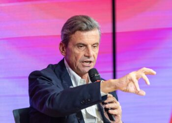 L’odissea di Calenda bloccato in Sicilia per tre giorni: “Stato la amministri per i prossimi 30 anni”