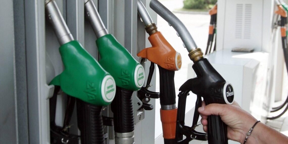 Caro carburanti, Eni fissa un tetto al prezzo di benzina e gasolio. Il governo: “Atto lodevole”