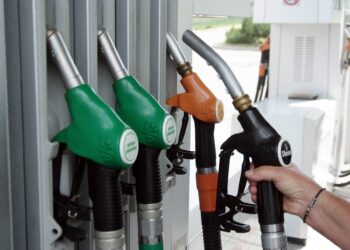 Caro carburanti, Eni fissa un tetto al prezzo di benzina e gasolio. Il governo: “Atto lodevole”