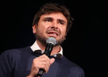 Di Battista ricoverato a Cuba, venerdì possibile rientro in Italia: “Alessandro non vede l’ora di riprendersi le sue battaglie”
